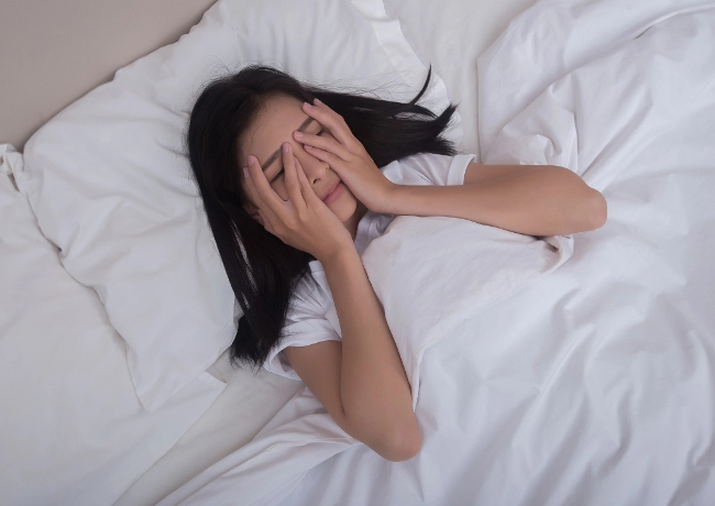 Ngứa mép ở vùng kín tăng hơn về đêm khiến chị em khó ngủ