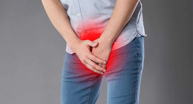 Một trong những dấu hiệu sưng bìu tinh hoàn là đau tức hoặc đau nhói vùng bìu, có thể lan xuống háng