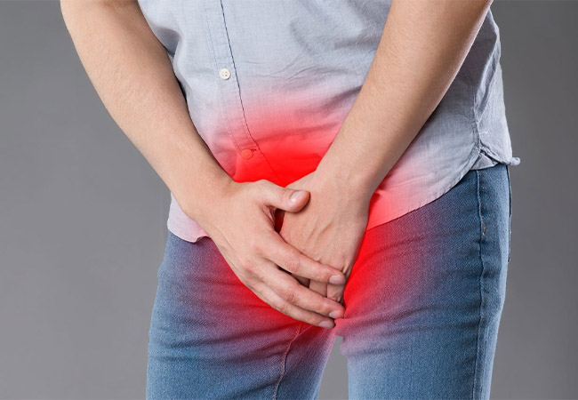 Tiểu buốt, tiểu liên tục là 1 trong những dấu hiệu viêm tinh hoàn ở nam