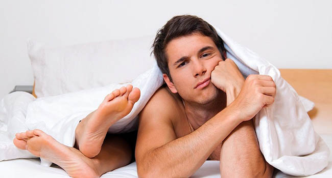 Tâm lý lo âu, mặc cảm, tự ti trong chuyện chăn gối cũng là 1 nguyên nhân gây xuất tinh chậm