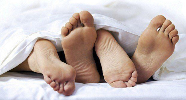 Con đường lây truyền phổ biến nhất gây bệnh lậu là quan hệ tình dục không an toàn
