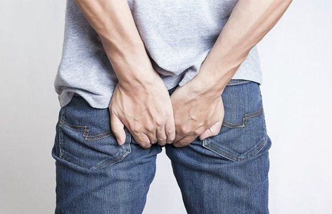 Dịch tiết chảy ra từ một lỗ nhỏ gần hậu môn, gây ngứa, đau, và kích ứng da.