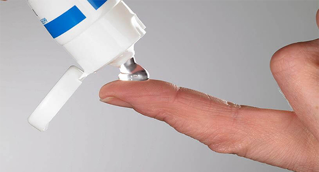 Sử dụng thuốc bôi ngoài ra để điều trị sùi mào gà ở nữ