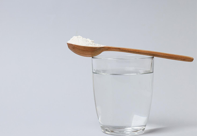 Với đặc tính làm sạch tự nhiên, nước muối có thể hỗ trợ giảm vi khuẩn và nấm