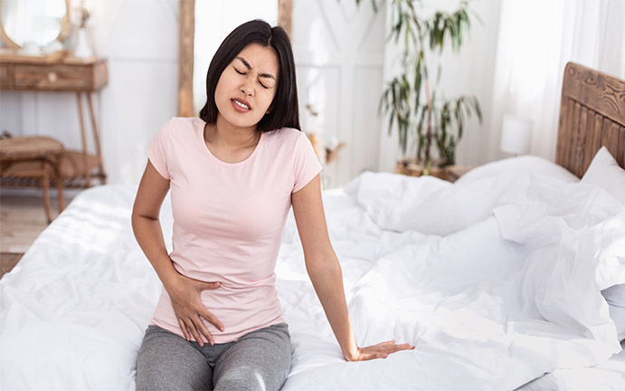 Đau vùng bụng dưới âm ỉ hoặc dữ dội có thể là dấu hiệu của viêm nội mạc tử cung